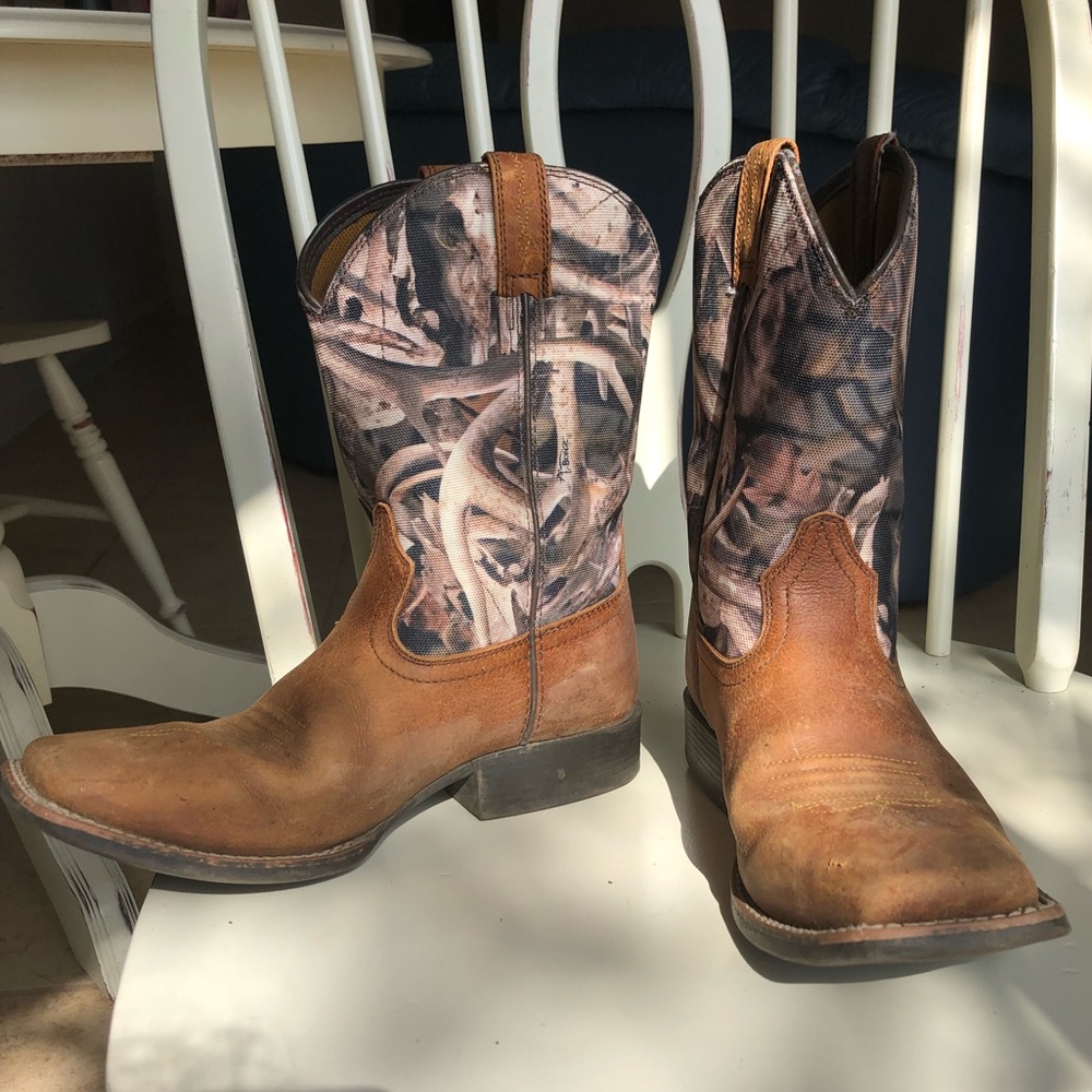 Ariat work boots cowgirl boots fits like 6.5